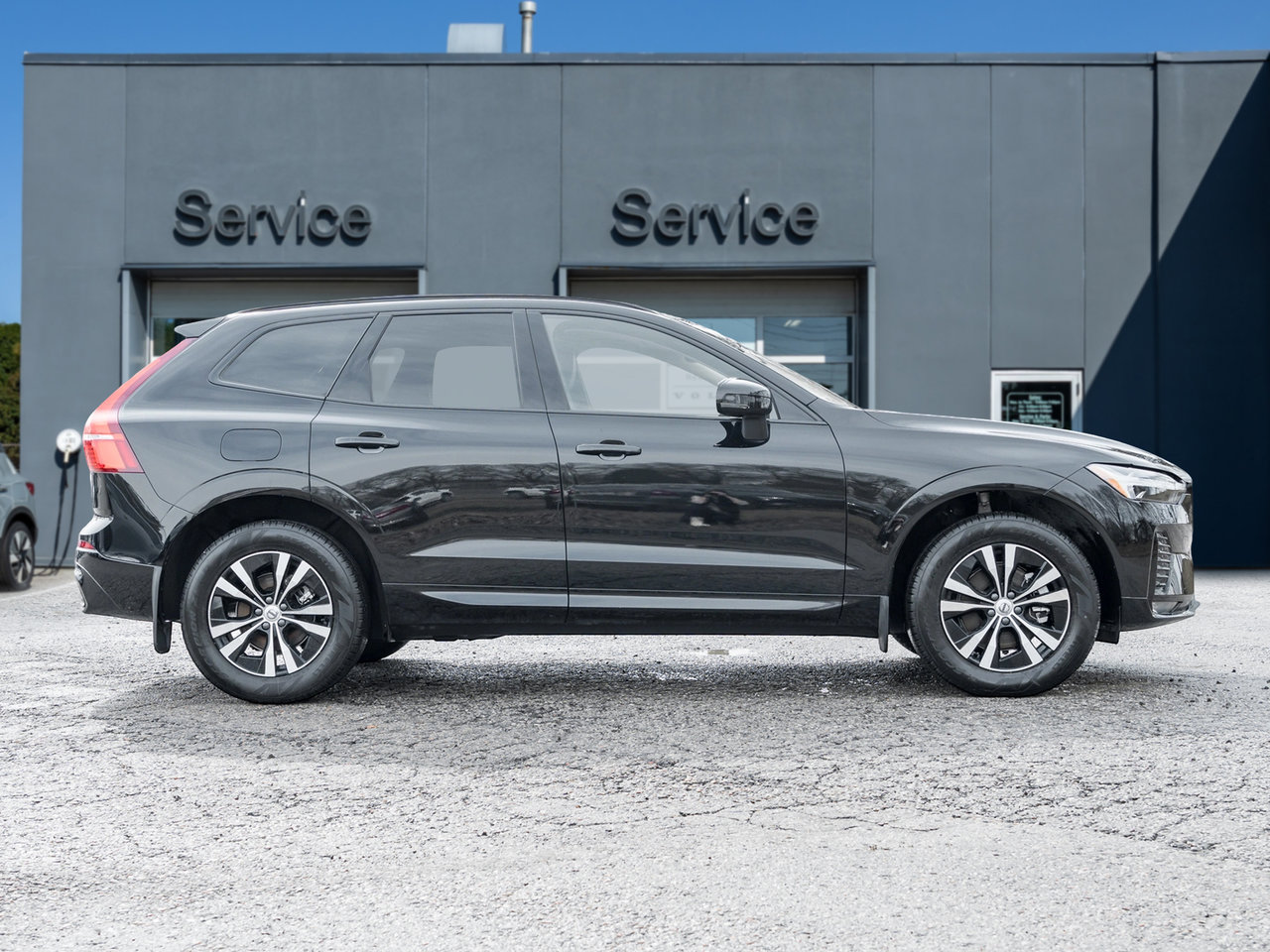 2025 Volvo XC60 B5 AWD Core Dark Theme  VOLVO CPO RATE FROM 3.49%*-4