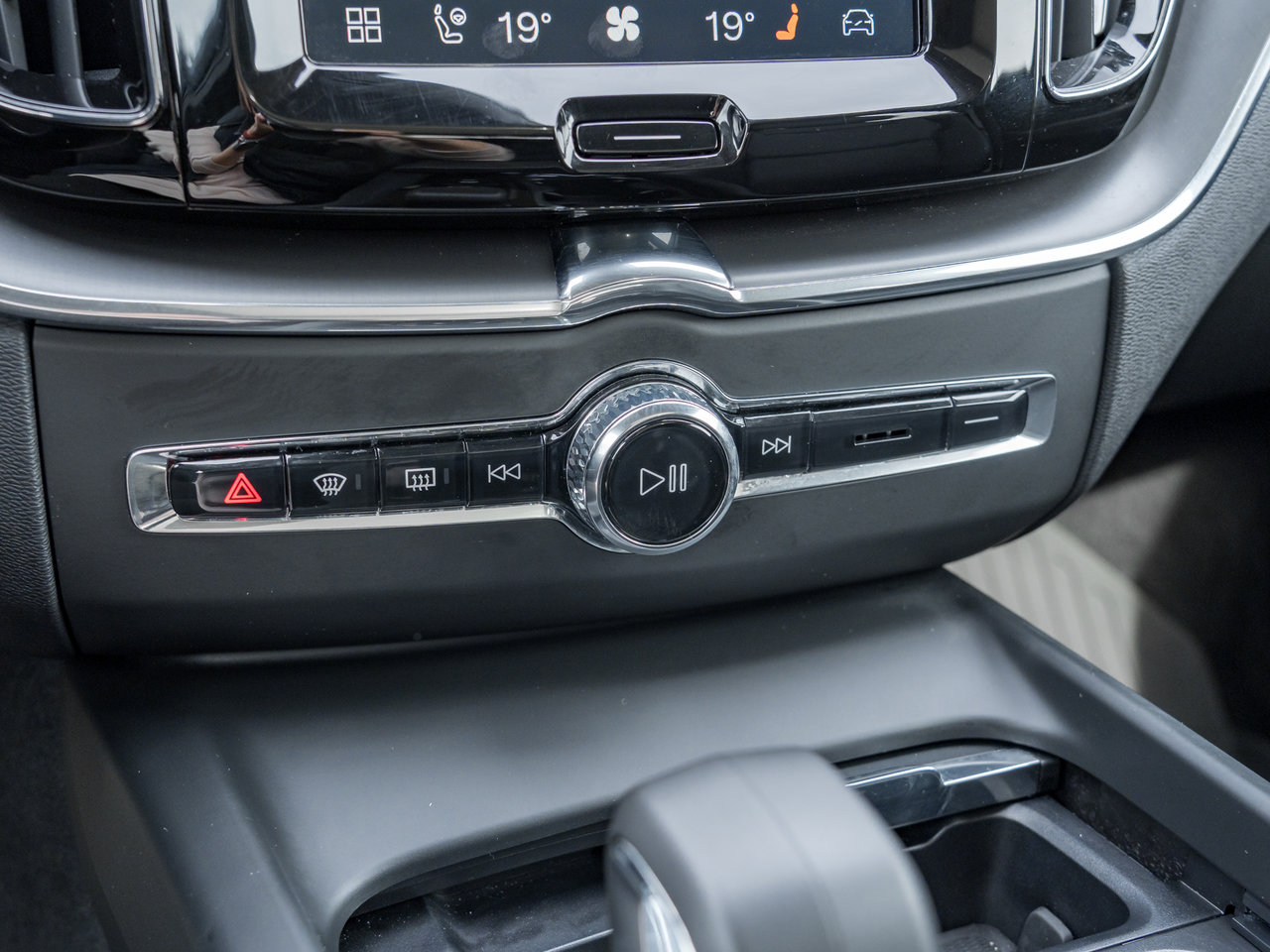 2025 Volvo XC60 B5 AWD Core Dark Theme  VOLVO CPO RATE FROM 3.49%*-15