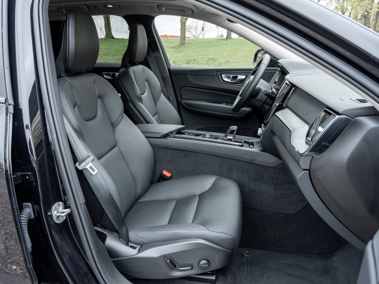 2025 Volvo XC60 B5 AWD Core  LIKE NEW  VOLVO CPO RATE FR 3.49%*-19