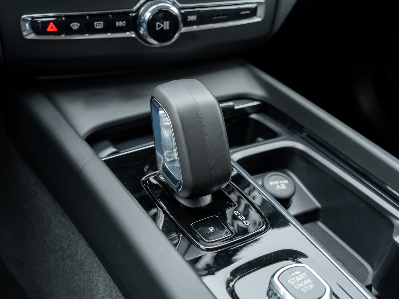 2025 Volvo XC60 B5 AWD Core  LIKE NEW  VOLVO CPO RATE FR 3.49%*-14