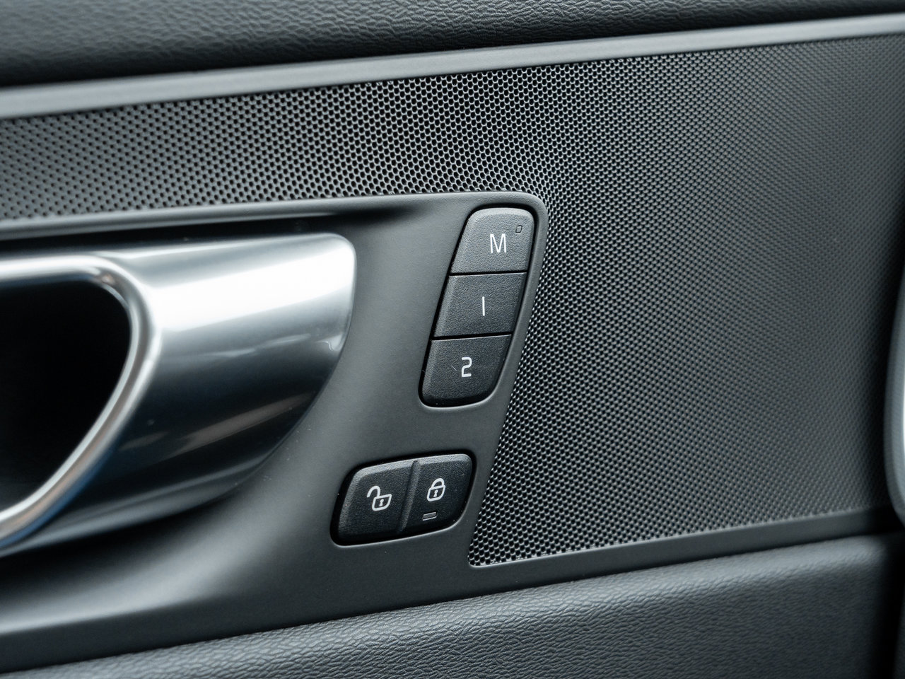 2025 Volvo XC60 B5 AWD Core  LIKE NEW  VOLVO CPO RATE FR 3.49%*-13