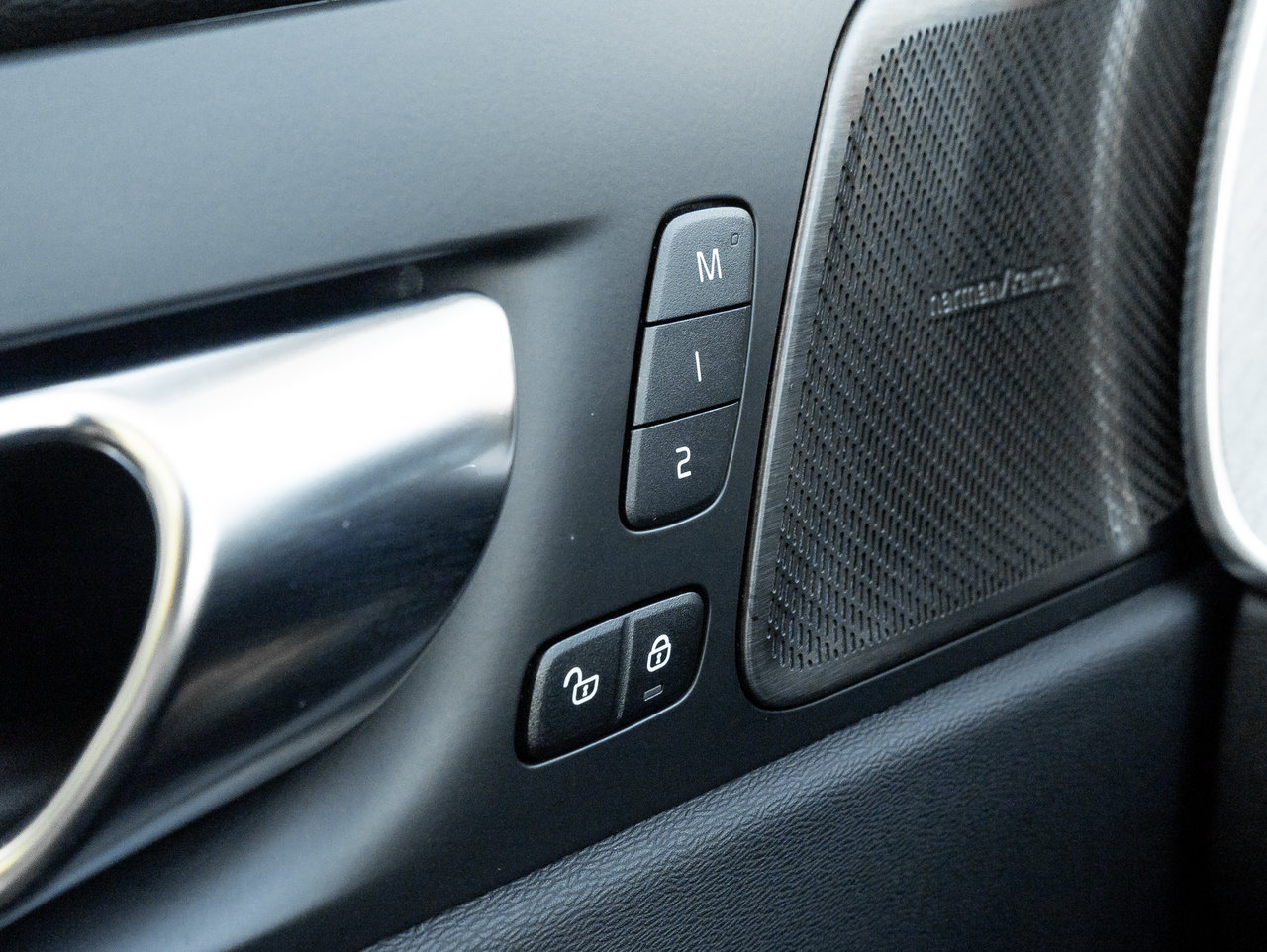 2025 Volvo XC60 B5 AWD Plus Dark Theme-15
