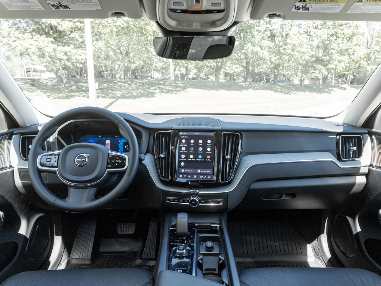 2025 Volvo XC60 B5 AWD Plus Dark Theme-25