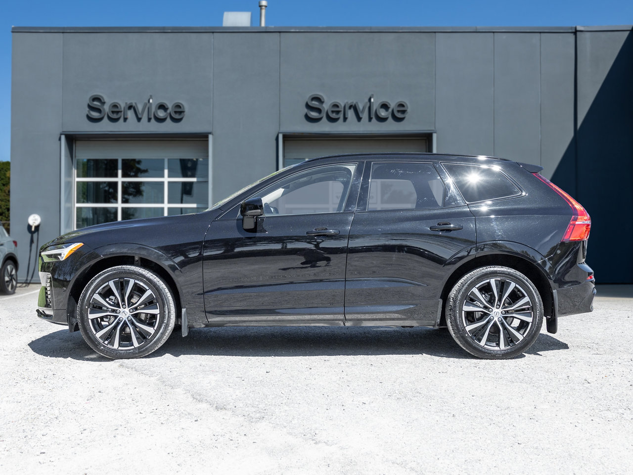 2025 Volvo XC60 B5 AWD Plus Dark Theme-2