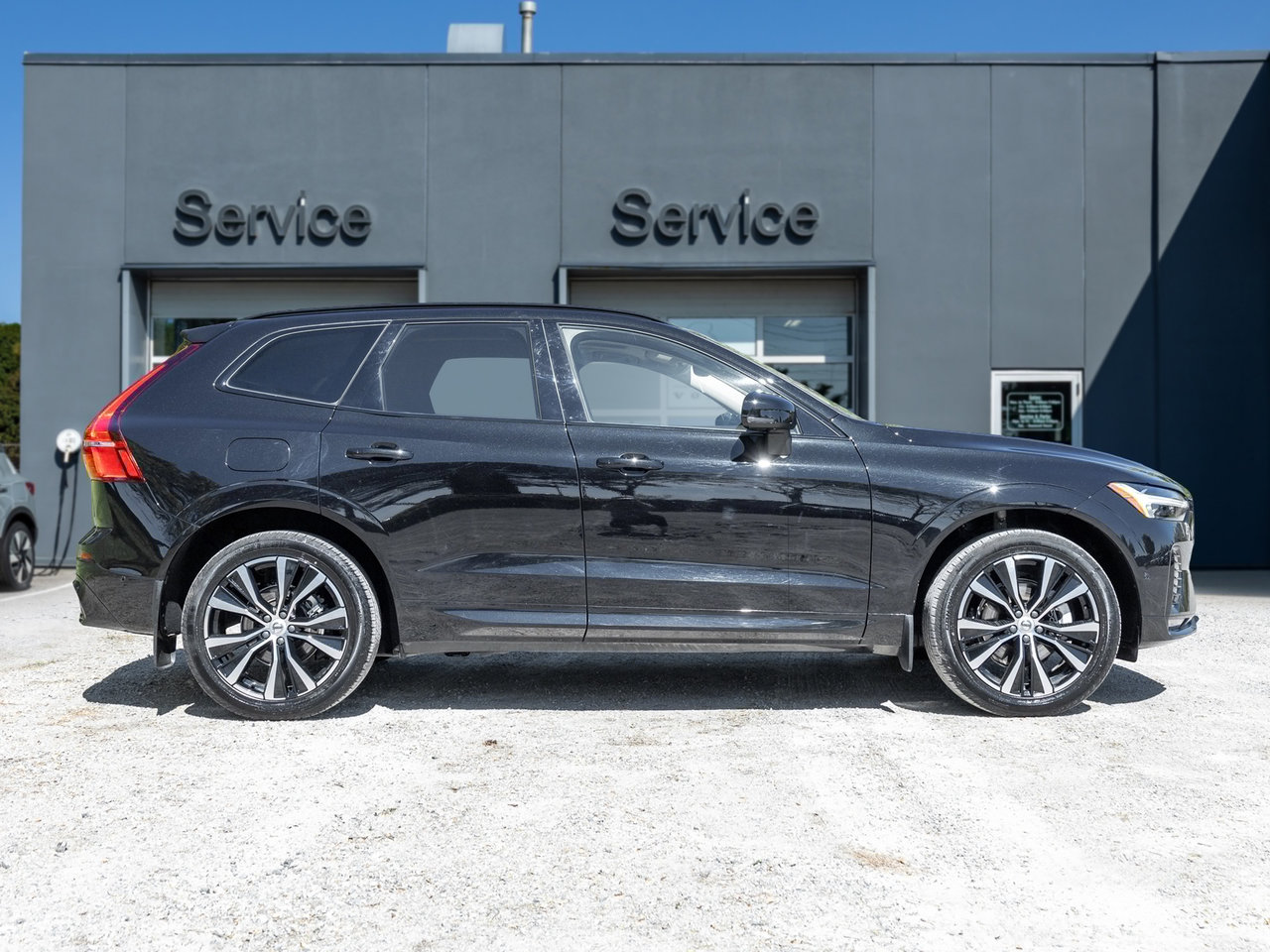 2025 Volvo XC60 B5 AWD Plus Dark Theme-4