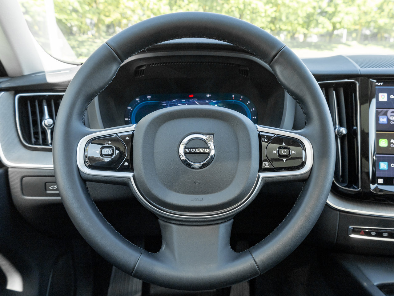 2025 Volvo XC60 B5 AWD PLUS  HARMAN KARDON  20 ALLOY WHEELS  CPO-7