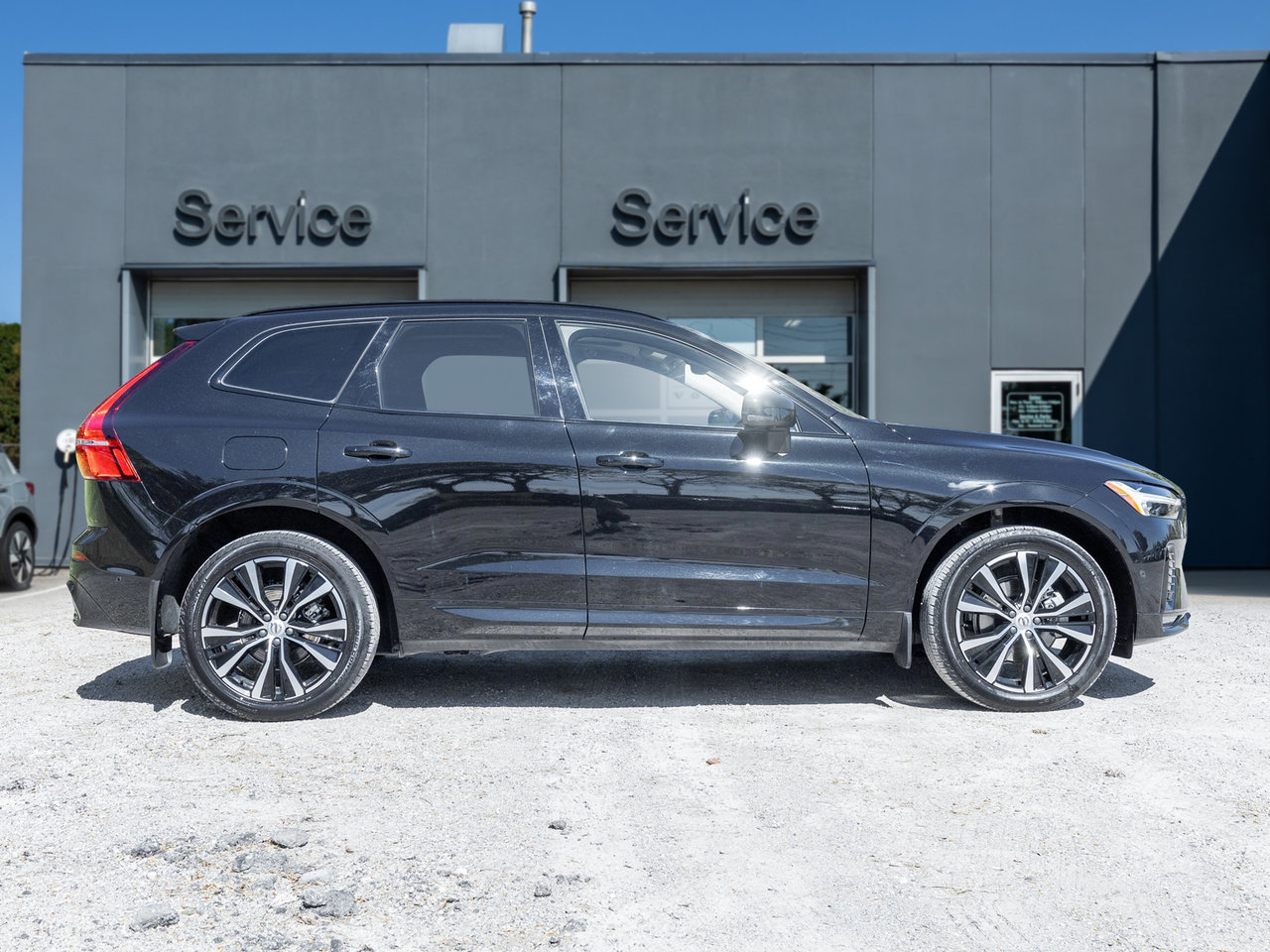 2025 Volvo XC60 B5 AWD PLUS  HARMAN KARDON  20 ALLOY WHEELS  CPO-4