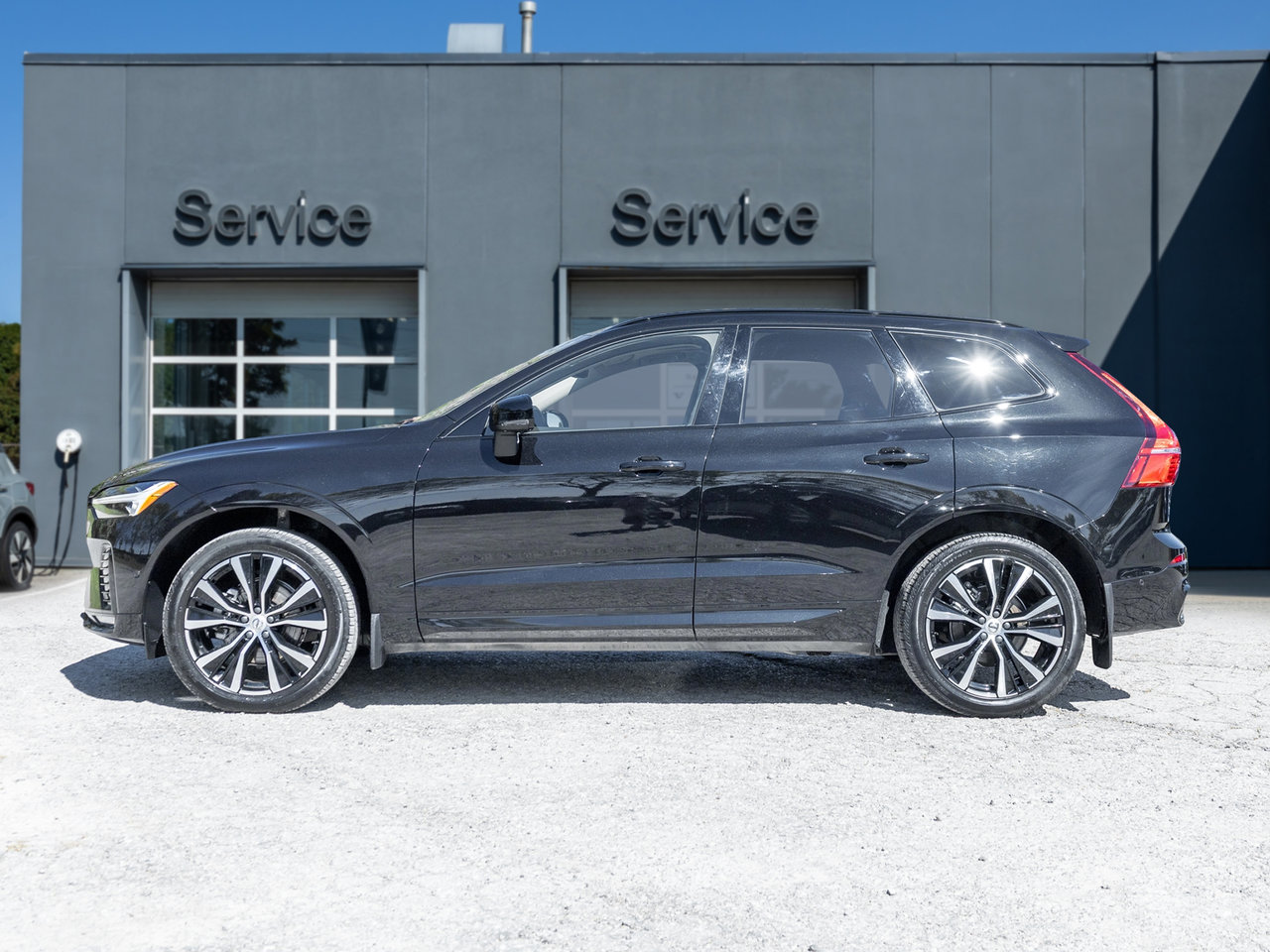 2025 Volvo XC60 B5 AWD PLUS  HARMAN KARDON  20 ALLOY WHEELS  CPO-2