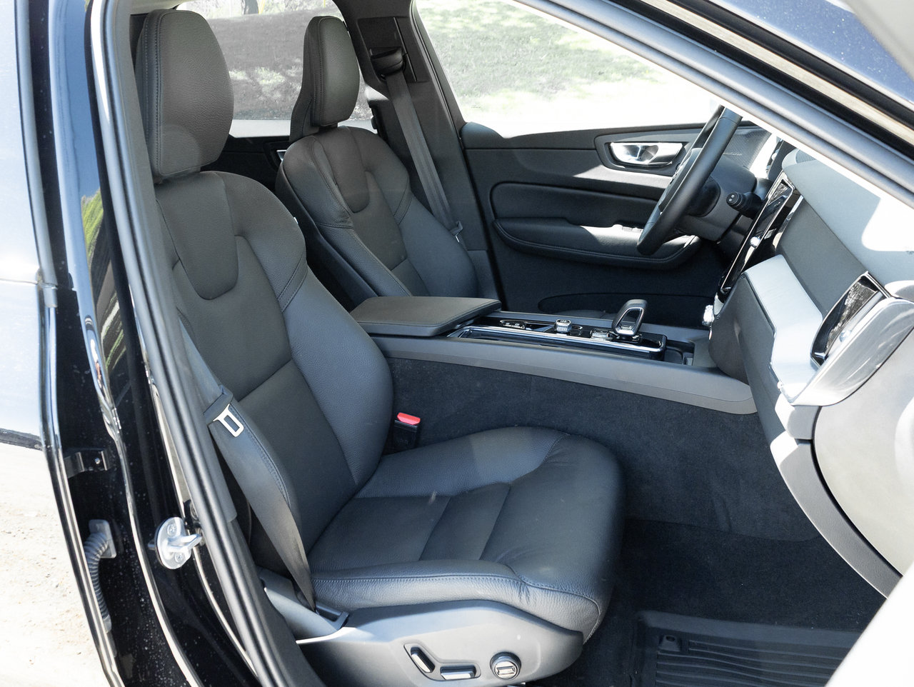 2025 Volvo XC60 B5 AWD PLUS  HARMAN KARDON  20 ALLOY WHEELS  CPO-22