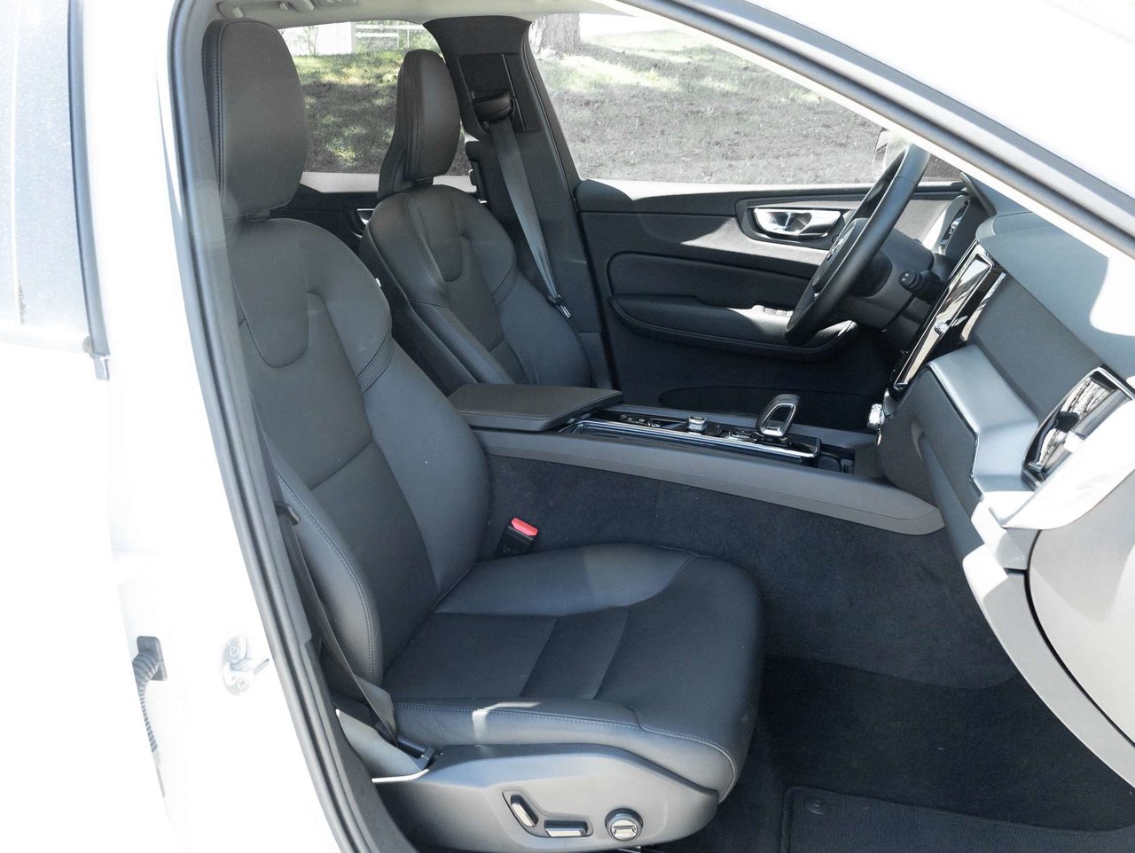 2025 Volvo XC60 Core Dark Theme-20