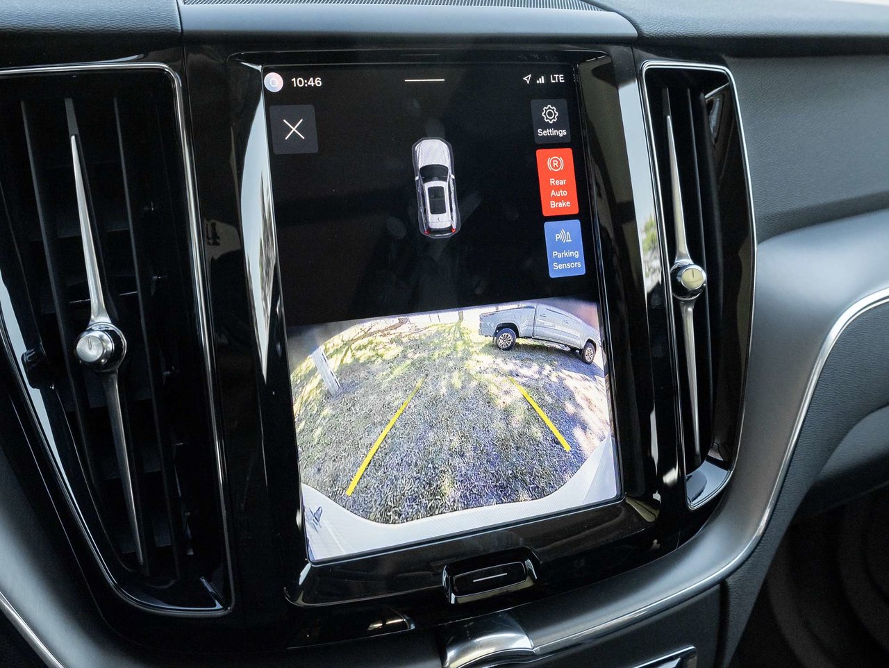 2025 Volvo XC60 Core Dark Theme-11