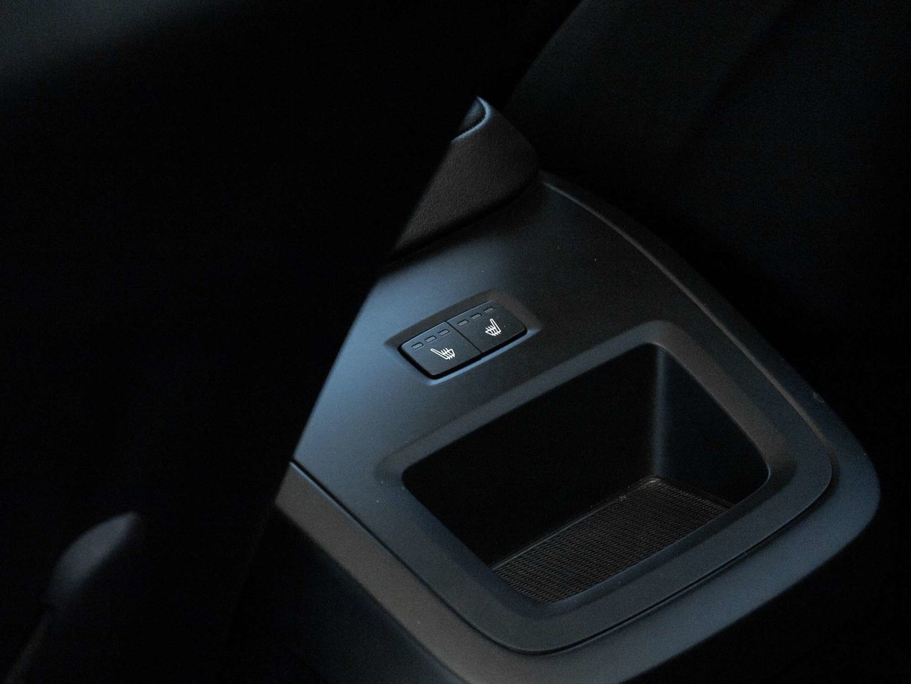 2025 Volvo XC60 Core Dark Theme-22