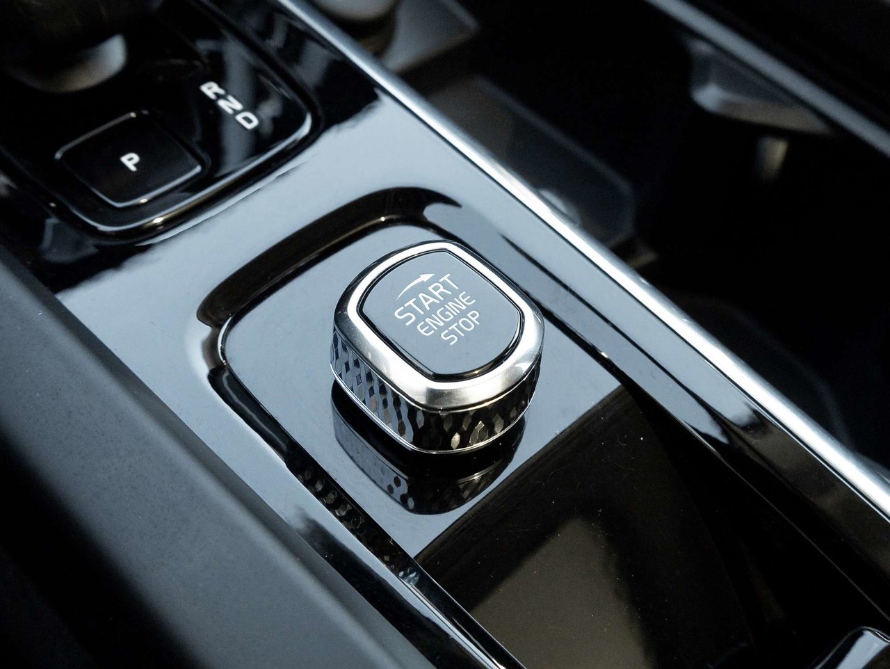 2025 Volvo XC60 Core Dark Theme-15