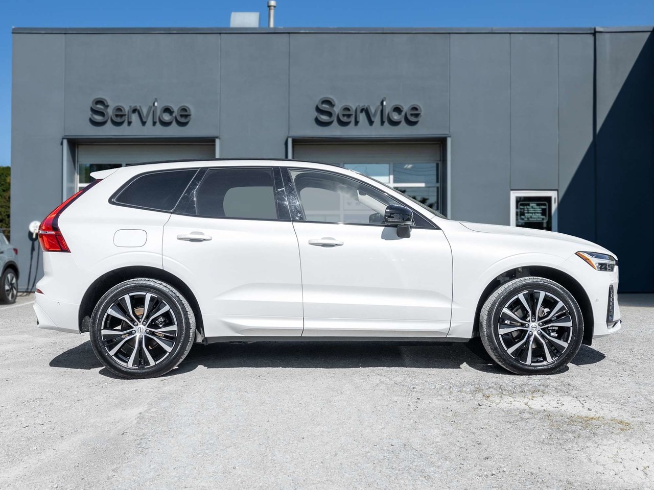 2025 Volvo XC60 Plus Dark Theme-4