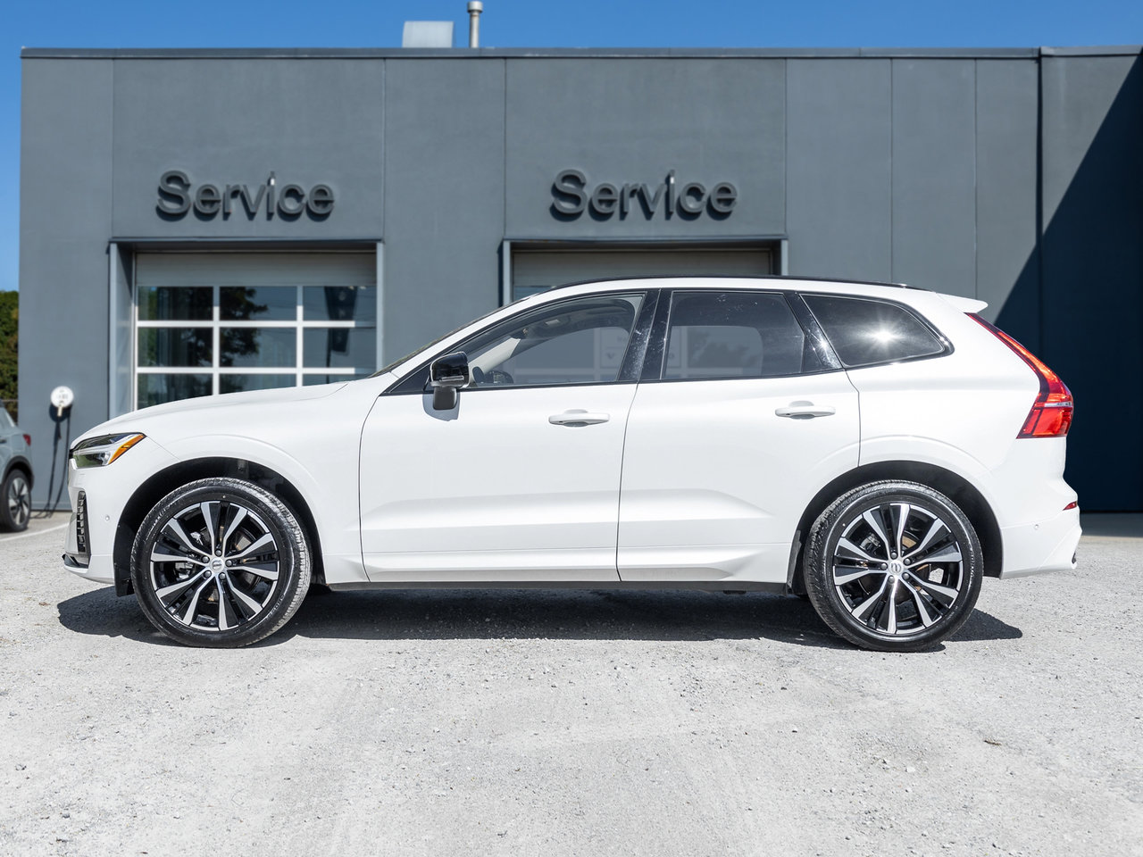 2025 Volvo XC60 B5 AWD PLUS  HARMAN KARDON  20 ALLOY WHEELS  CPO-2