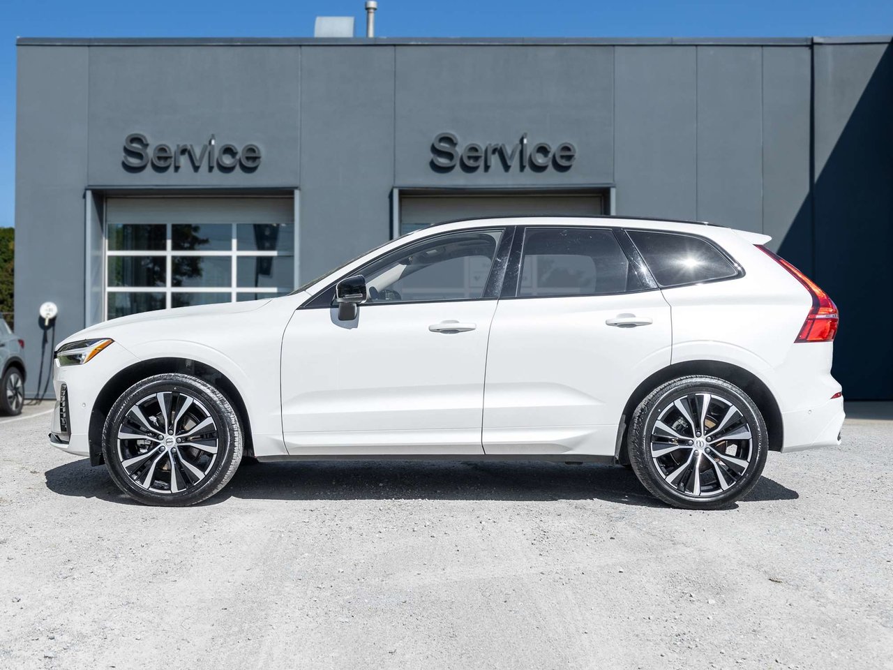 2025 Volvo XC60 Plus Dark Theme-2