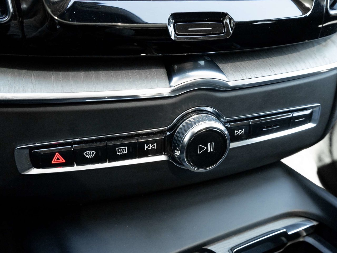 2025 Volvo XC60 Plus Dark Theme-19