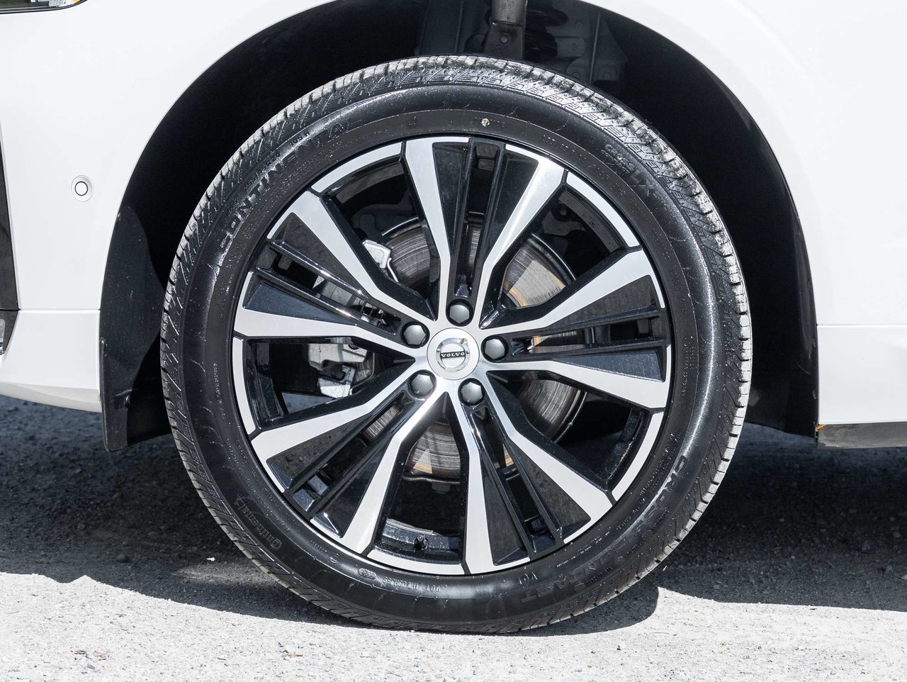 2025 Volvo XC60 Plus Dark Theme-3