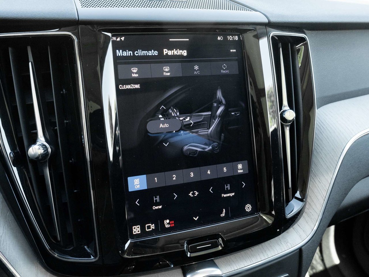 2025 Volvo XC60 Plus Dark Theme-20