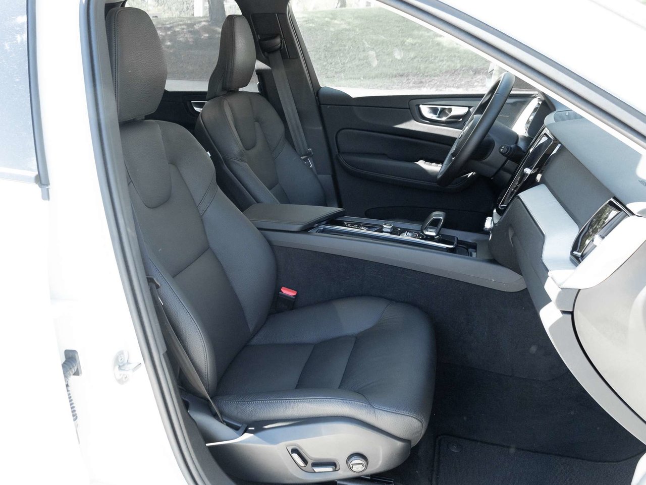 2025 Volvo XC60 Plus Dark Theme-23