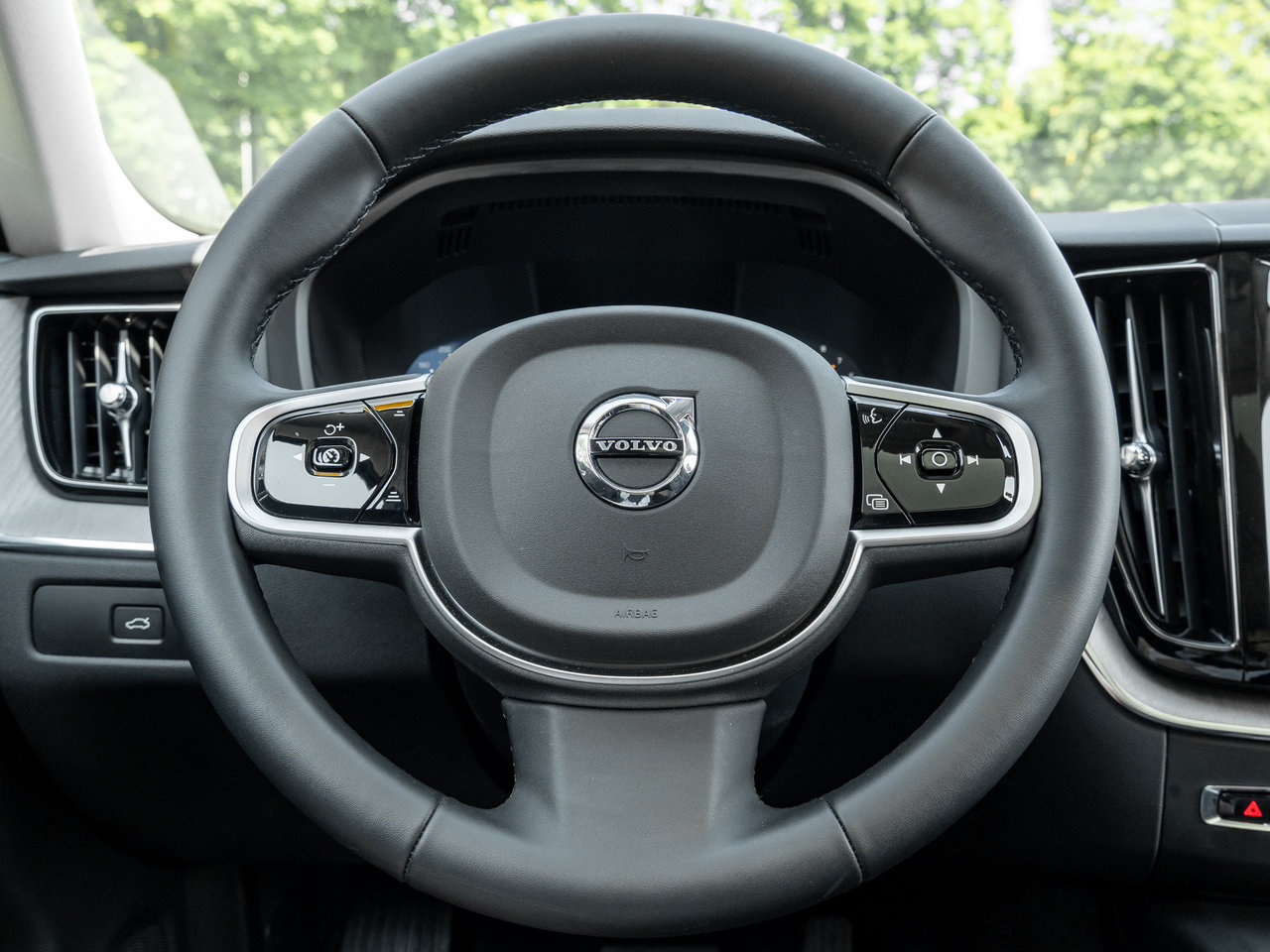 2025 Volvo XC60 B5 AWD PLUS  GOOD VALUE CPO FINANCE RATE FR 3.49%*-7