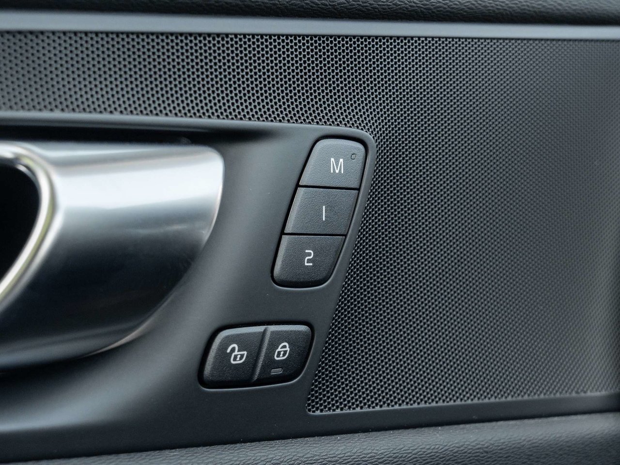 2025 Volvo XC60 Core Dark Theme-13