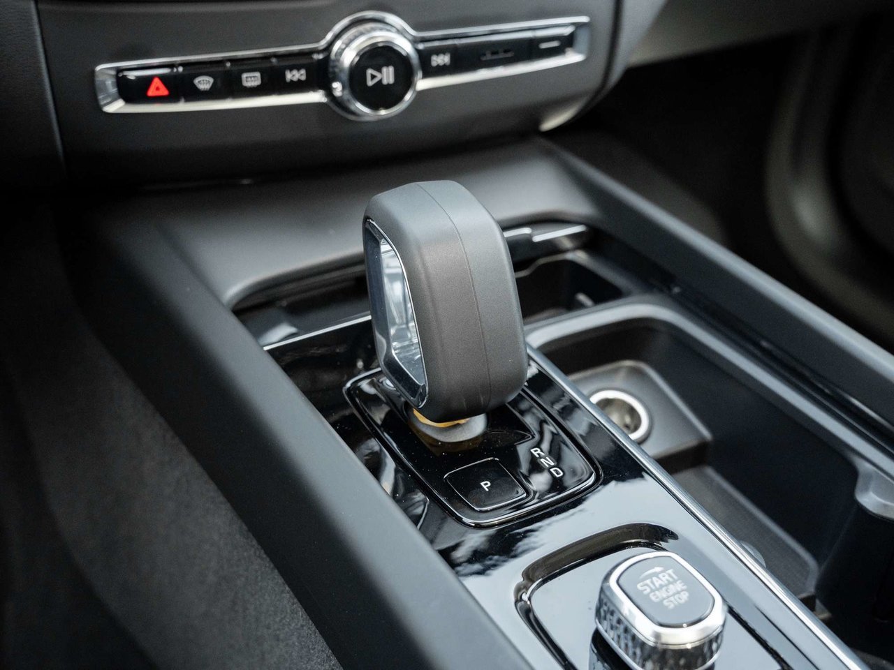 2025 Volvo XC60 Core Dark Theme-14