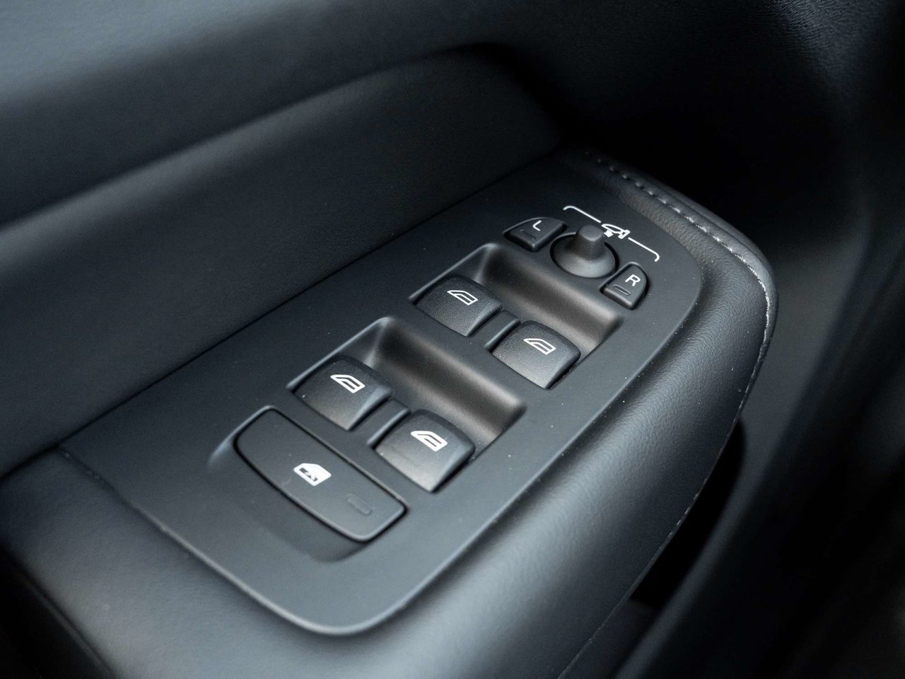 2025 Volvo XC60 Core Dark Theme-12