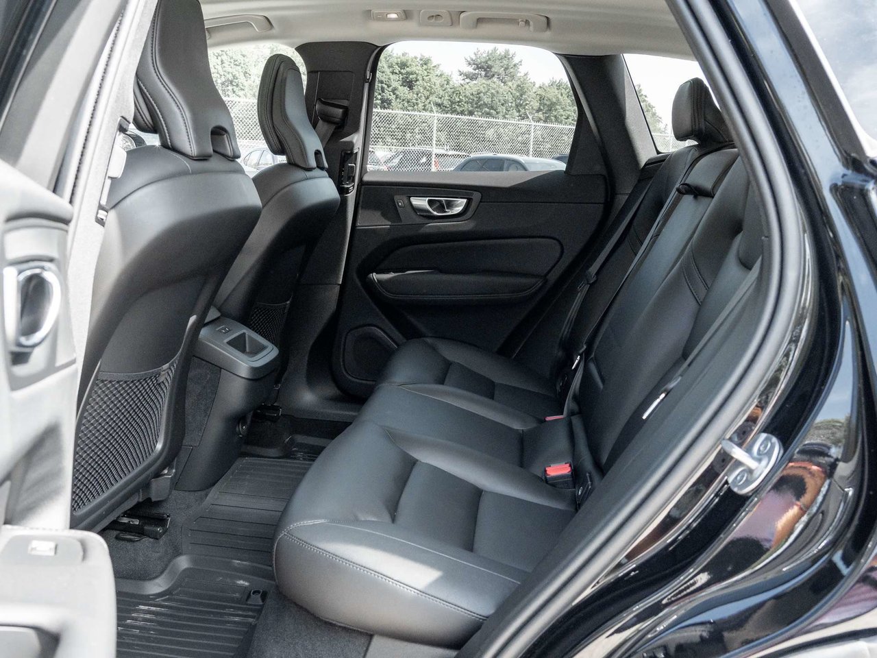 2025 Volvo XC60 Core Dark Theme-20