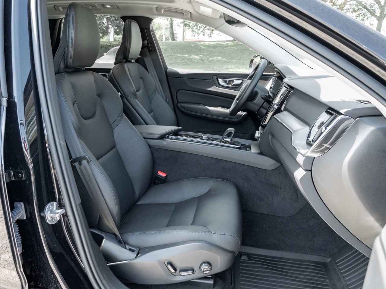 2025 Volvo XC60 Core Dark Theme-19