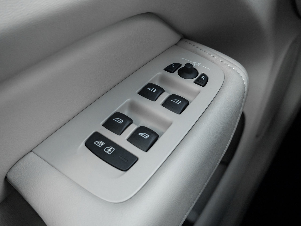 2026 Volvo XC60 B5 AWD ULTRA  BOWER & WILKINS  MASSAGE SEATS-14