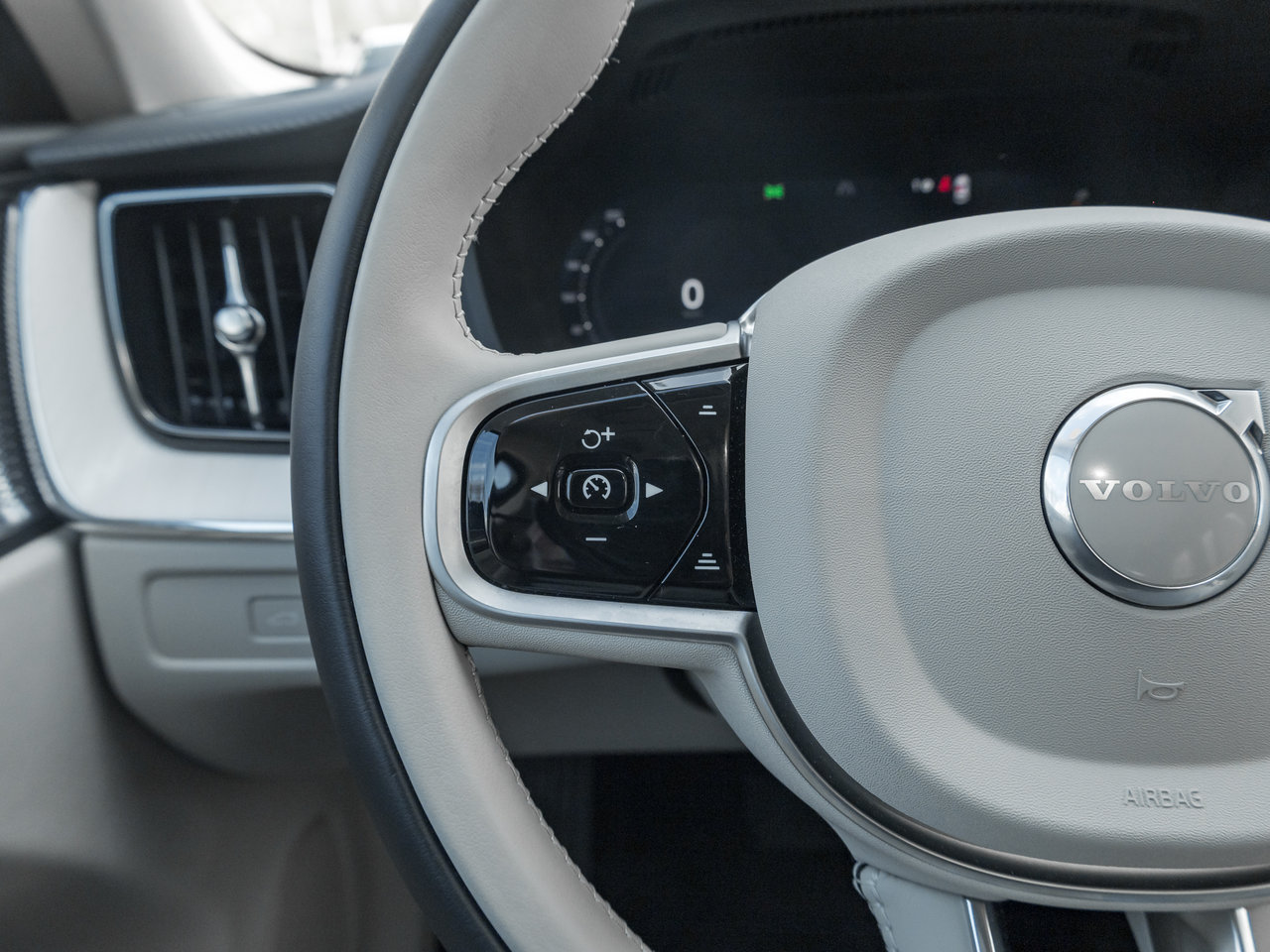 2026 Volvo XC60 B5 AWD ULTRA  BOWER & WILKINS  MASSAGE SEATS-8