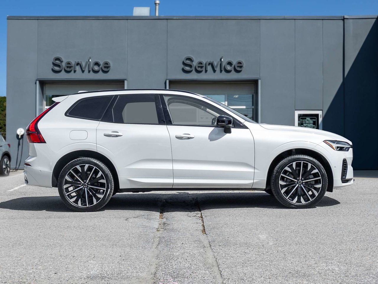 2026 Volvo XC60 Ultra Dark Theme-4