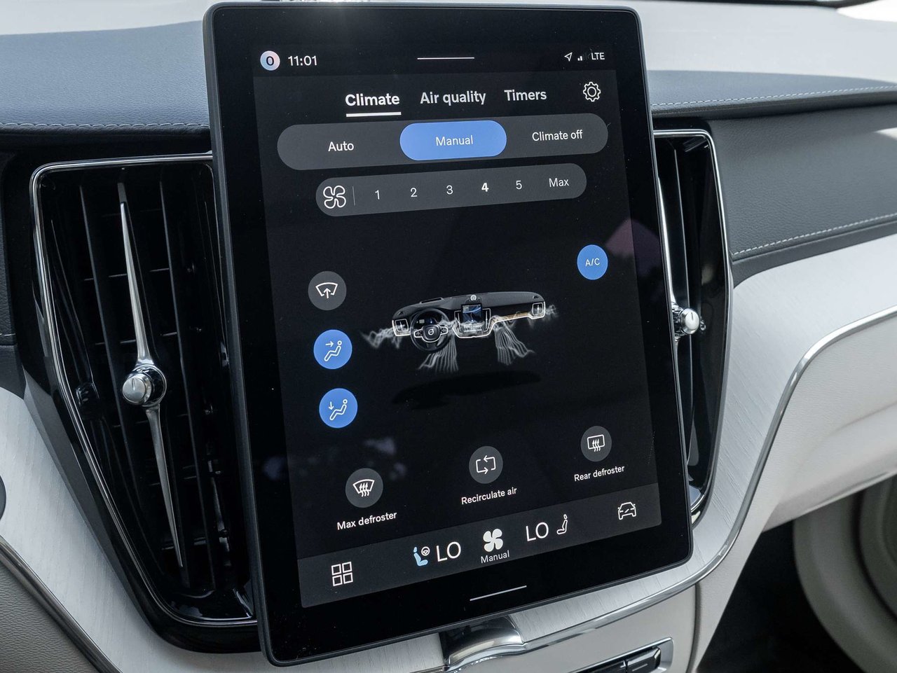 2026 Volvo XC60 Ultra Dark Theme-21