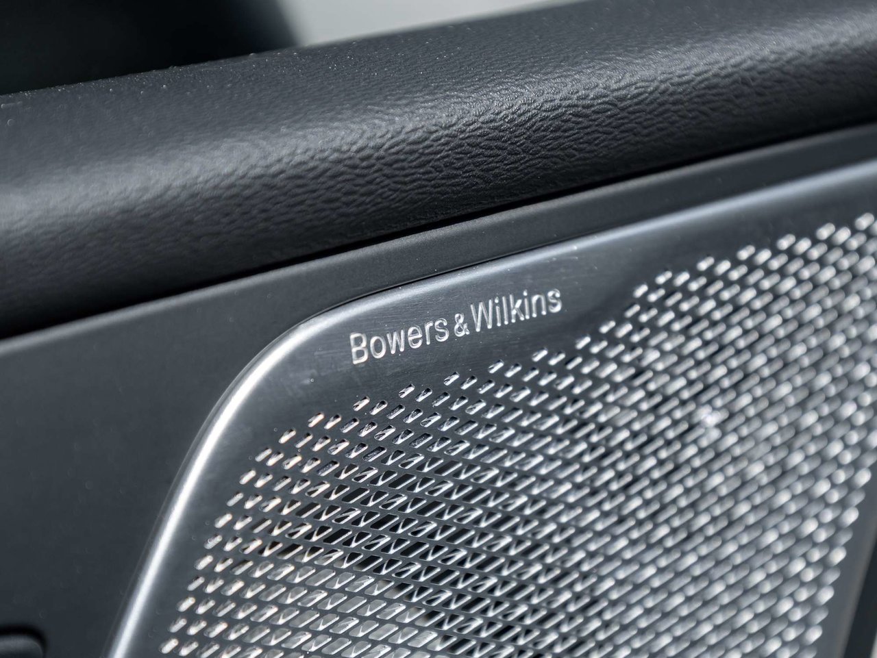 2026 Volvo XC60 Ultra Dark Theme-15