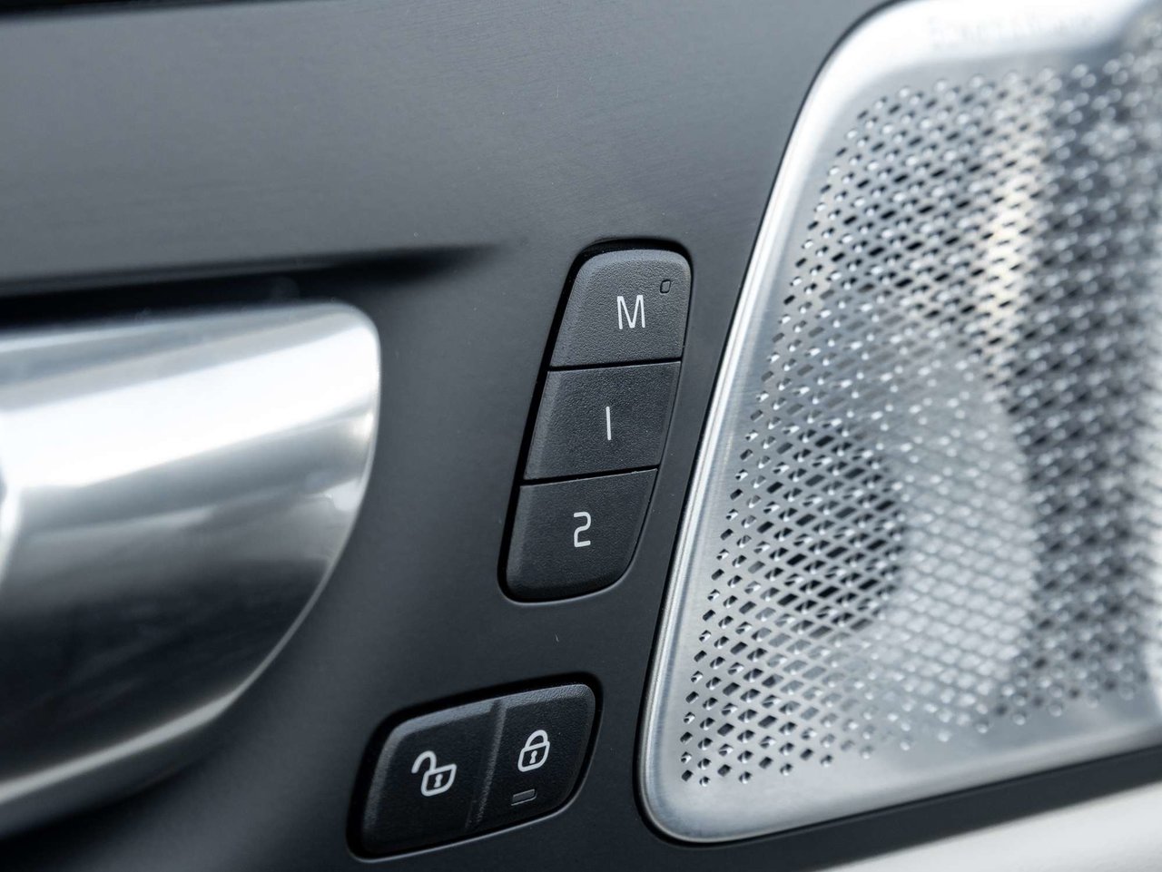 2026 Volvo XC60 Ultra Dark Theme-16