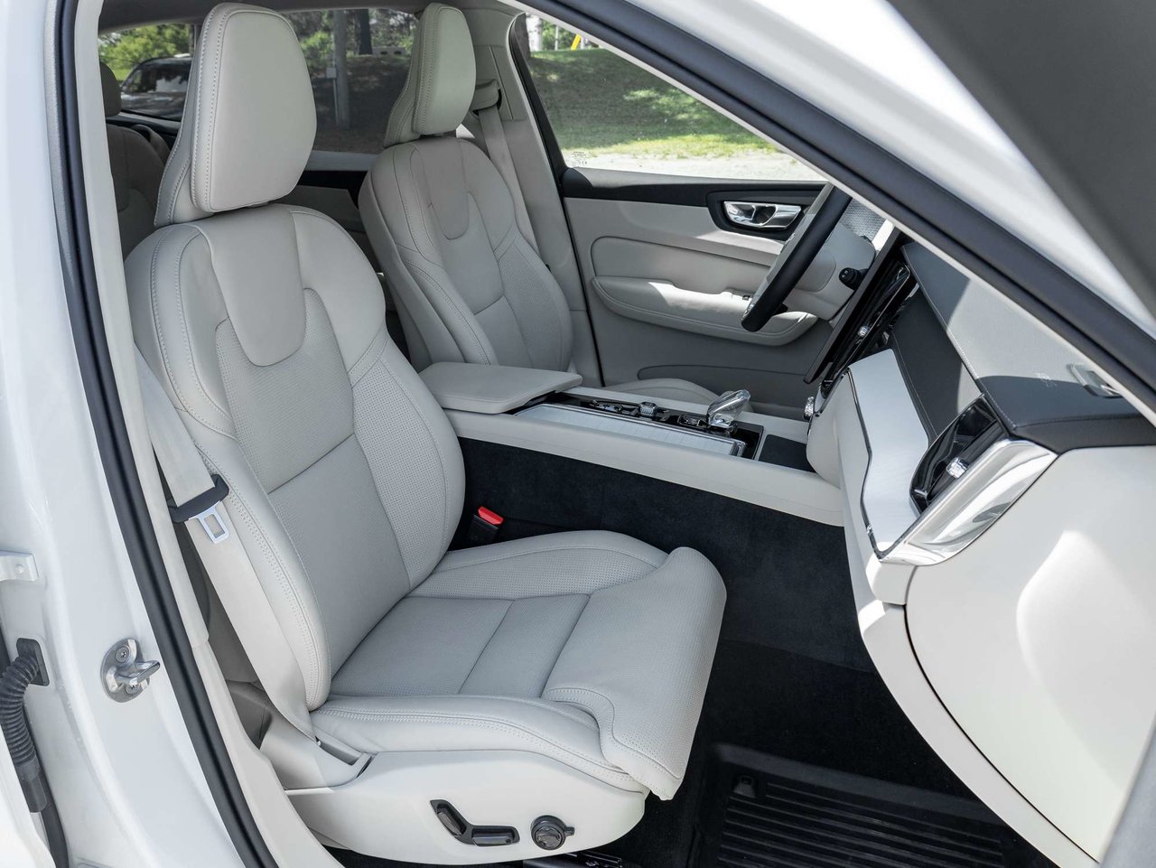 2026 Volvo XC60 Ultra Dark Theme-23