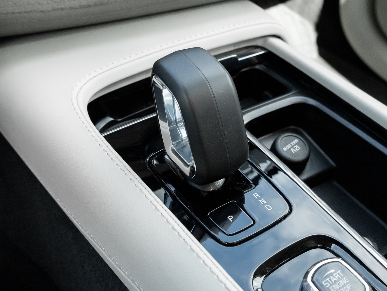 Volvo XC90 Hybrid T8 eAWD PLUG IN HYBRID PLUS 7-Seater OFF LEASE CPO 2024-16