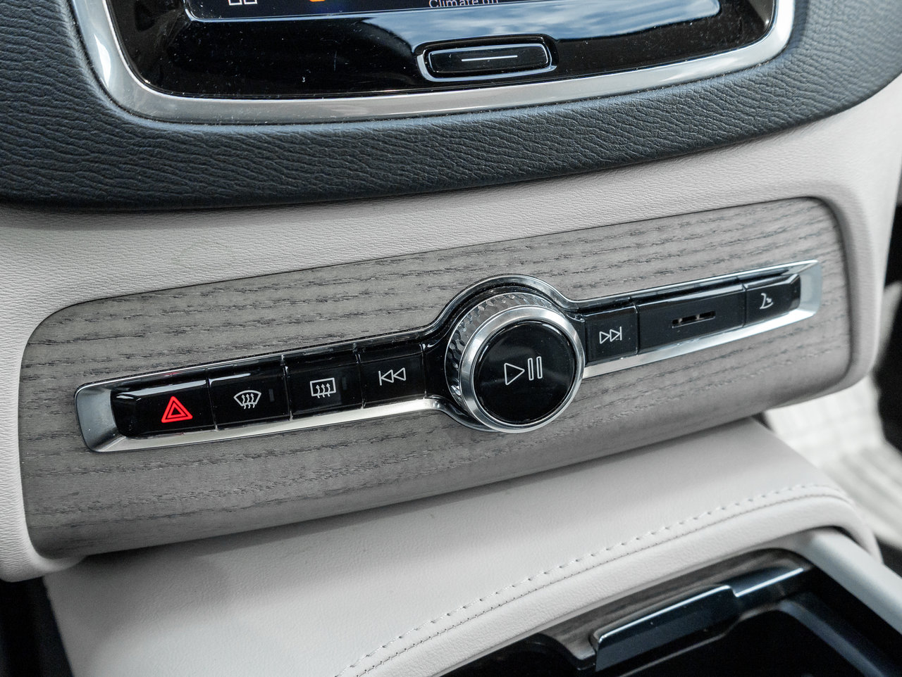 Volvo XC90 Hybrid T8 eAWD PLUG IN HYBRID PLUS 7-Seater OFF LEASE CPO 2024-18