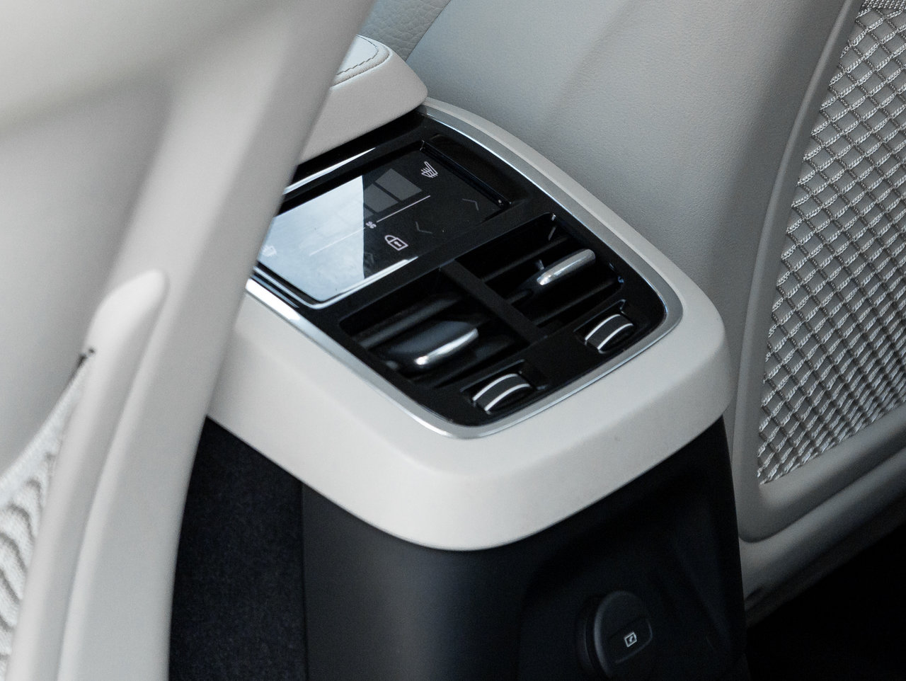 2024 Volvo XC90 Recharge T8 eAWD PLUG IN HYBRID PLUS 7-Seater OFF LEASE CPO-25