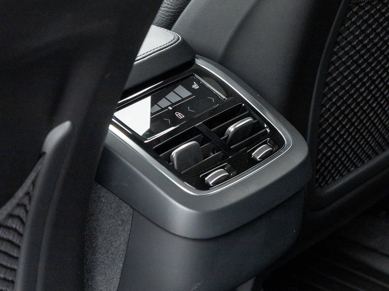 2023 Volvo XC90 B6 AWD Core 7-Seater-23