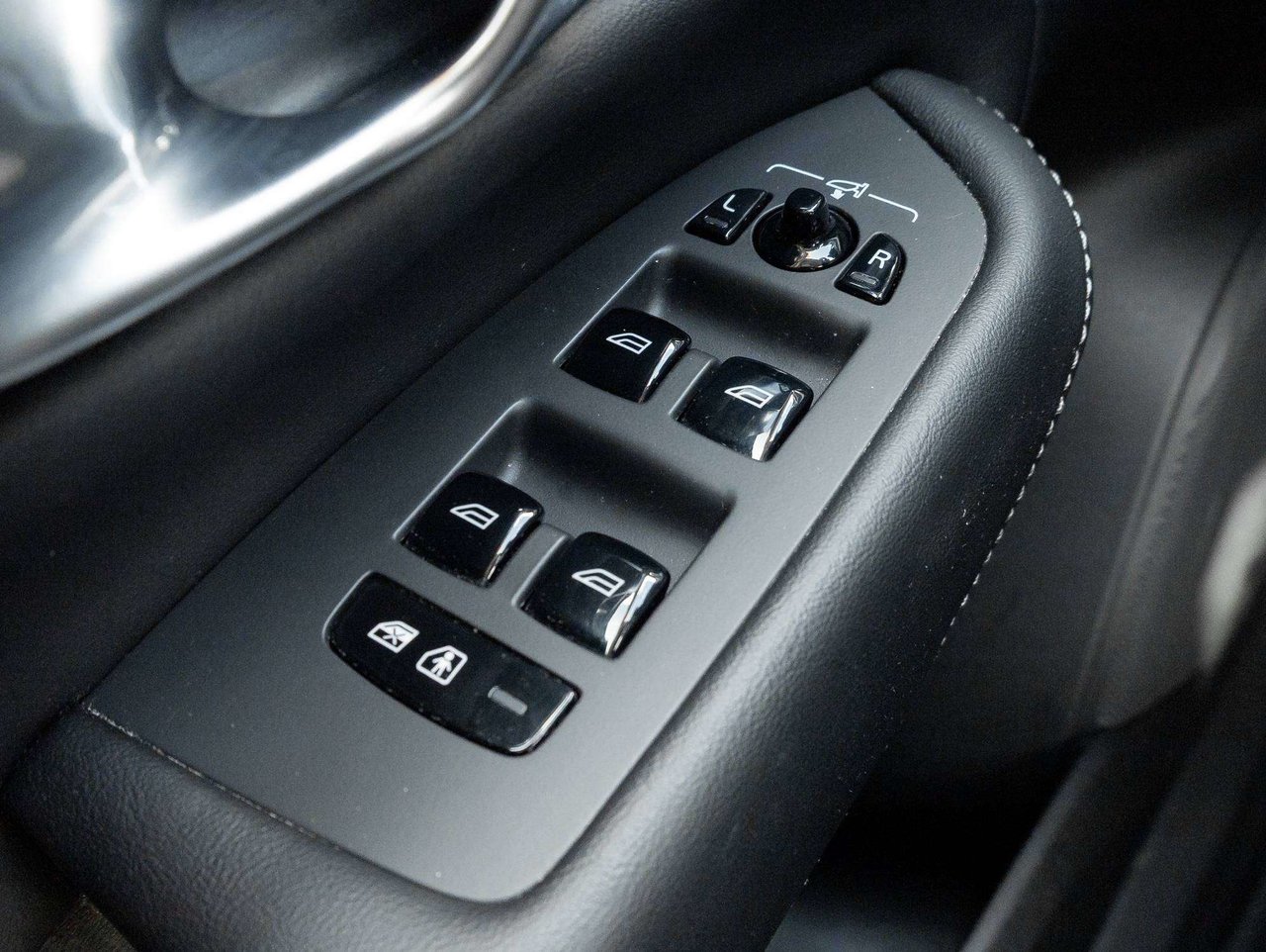 Volvo XC90 Ultimate Dark Theme 2023-14