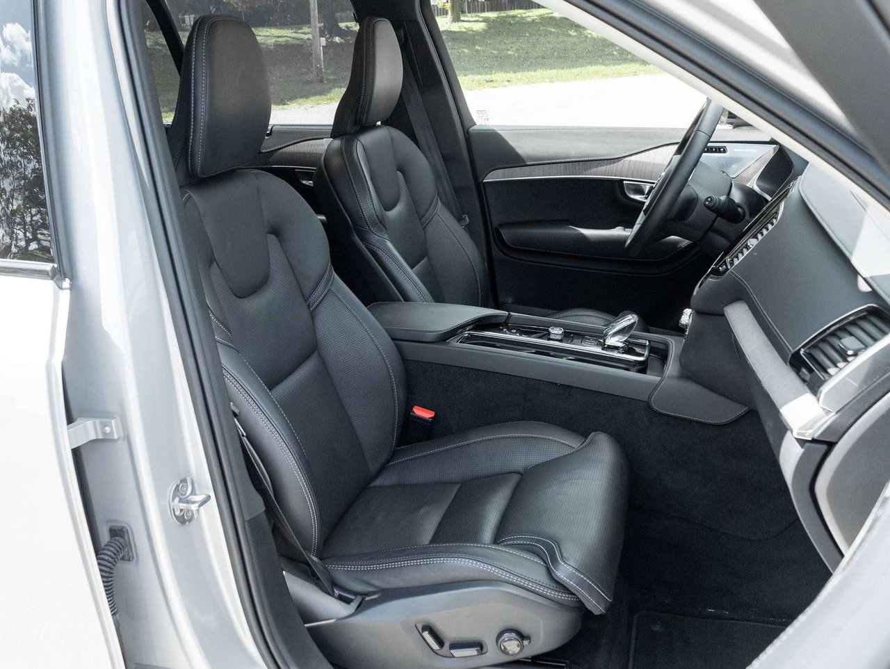 Volvo XC90 Ultimate Dark Theme 2023-24