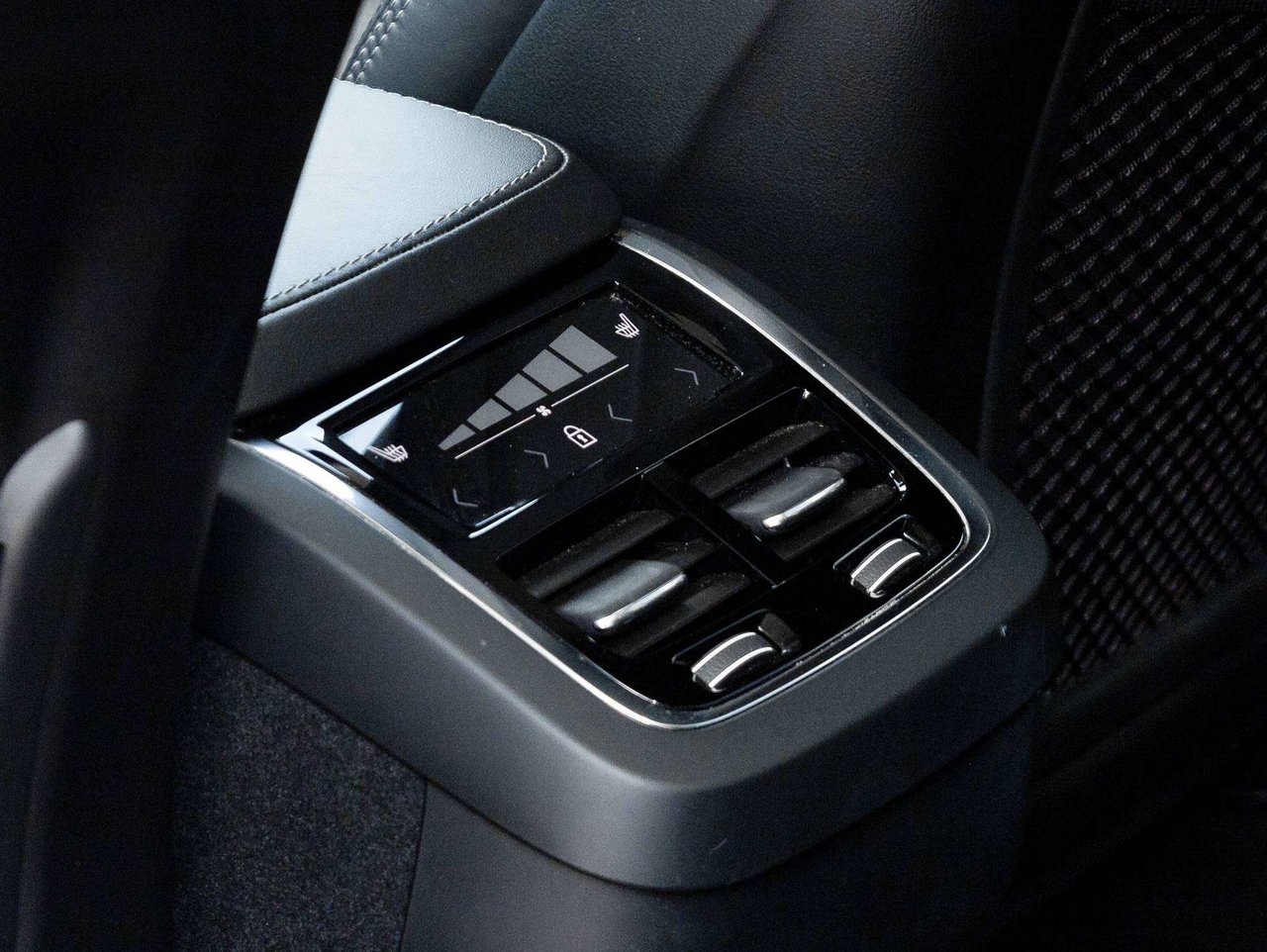Volvo XC90 Ultimate Dark Theme 2023-26