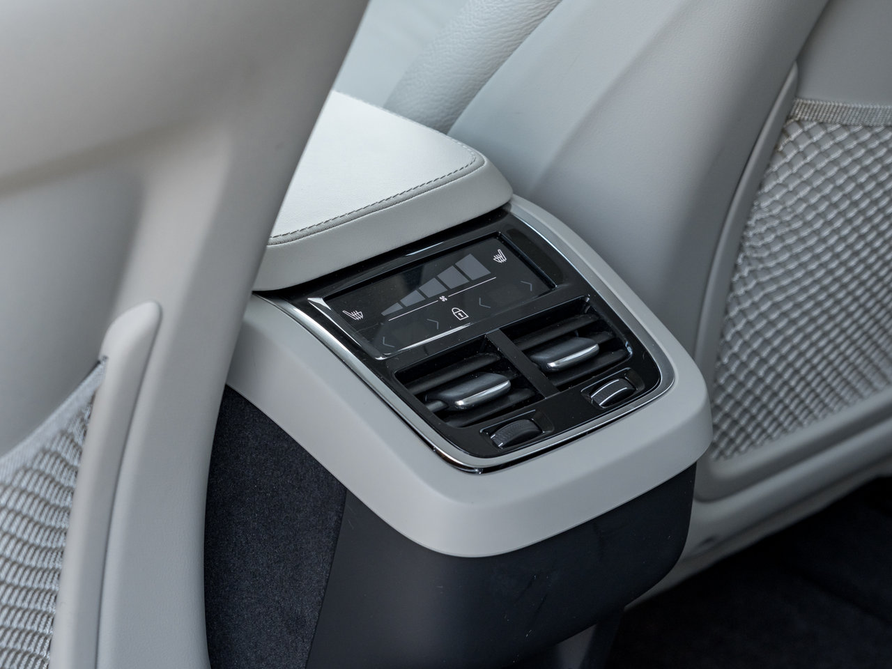 2024 Volvo XC90 B6 AWD PLUS 7-Seater  OFF LEASE  ONE OWNER  CPO-22