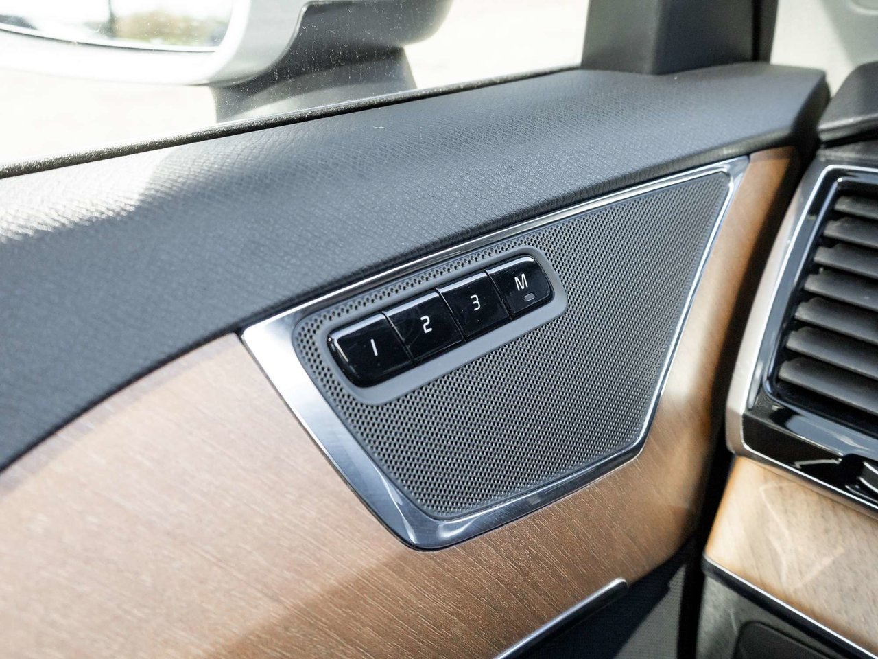 2024 Volvo XC90 Plus Bright Theme-15