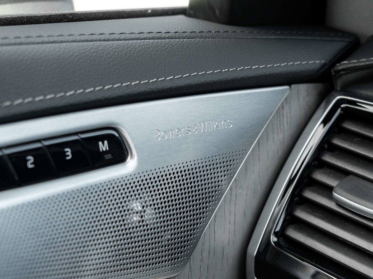 2024 Volvo XC90 Ultimate Bright Theme-15