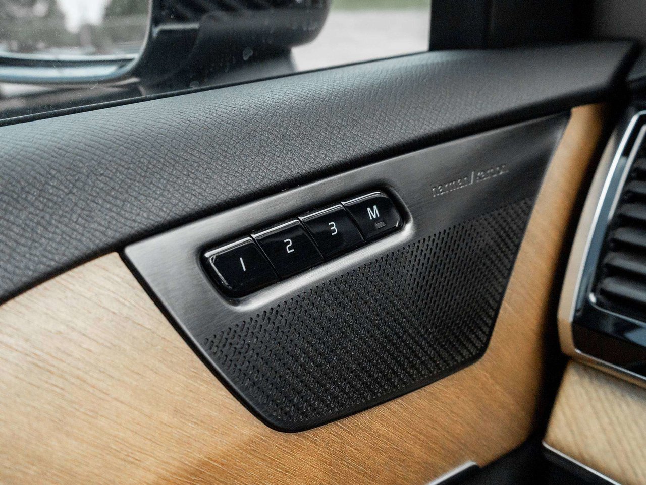 Volvo XC90 Plus Bright Theme 2024-15