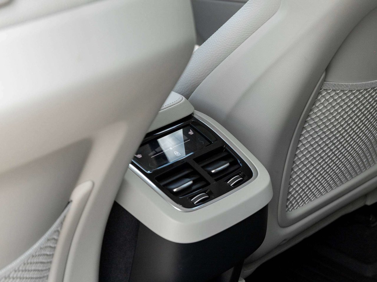 2024 Volvo XC90 Core Bright Theme-21
