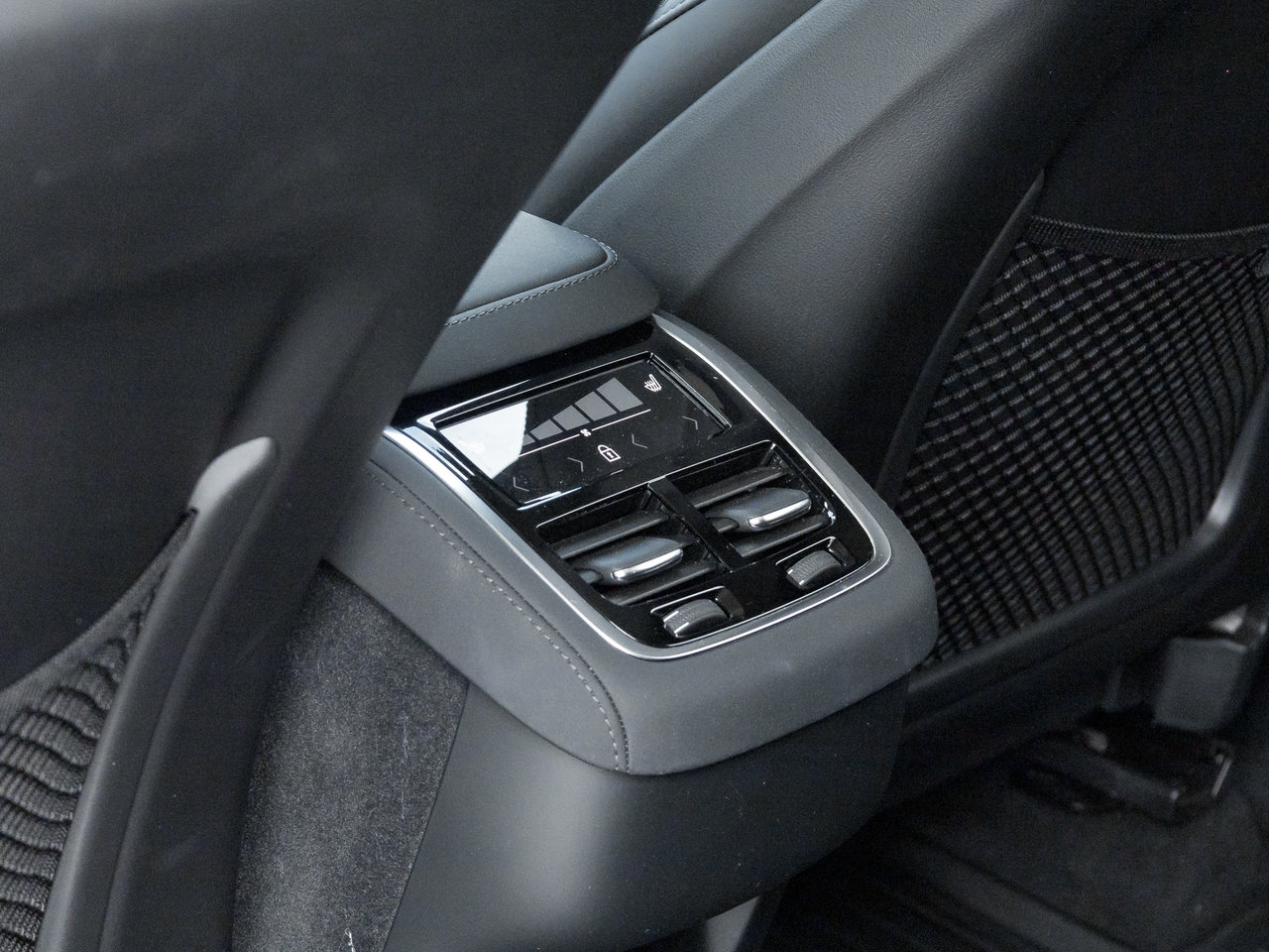 Volvo XC90 2025.5 B6 AWD Plus  VOLVO CPO RATE FROM 3.49%* 2025-26